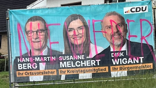 Schmiereien auf CDU-Wahlplakate