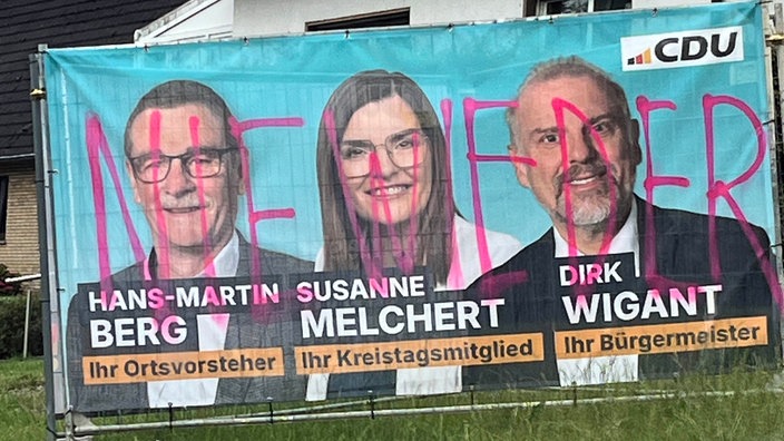Ein CDU-Wahlplakat, das mit Schmierereien überzogen ist