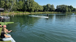 Ein Mann auf dem Wakeboard auf dem Wasser
