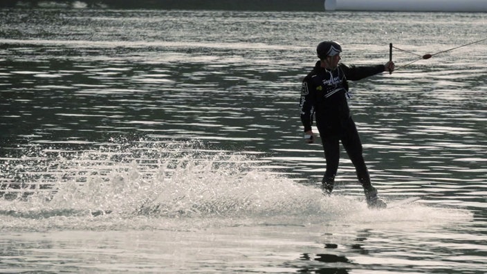 Ein Mann auf einem Wakeboard auf dem Wasser
