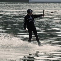 Ein Mann auf einem Wakeboard auf dem Wasser