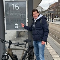 WDR-Reporter mit Fahrrad am Bahnsteig der Straßenbahnlinie 302 in Gelsenkirchen