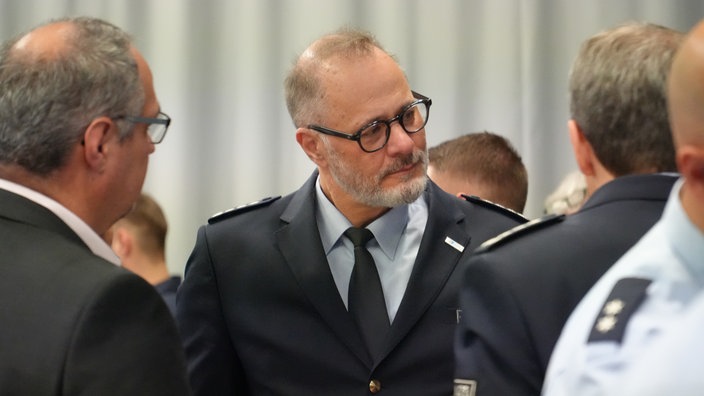 Pressesprecher Torsten Sziesze im Gespräch beim Dialogformat im Fernsehstudio der Lokalzeit aus Dortmund