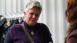 Polizistin Claudia Voß im Gespräch mit einer WDR-Journalistin und anderen Polizeivertreterinnen im Fernsehstudio