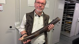 Hans Martin Weber mit dem Stosszahn des Mammuts