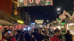Viele Besucher gehen über den Weihnachstmarkt