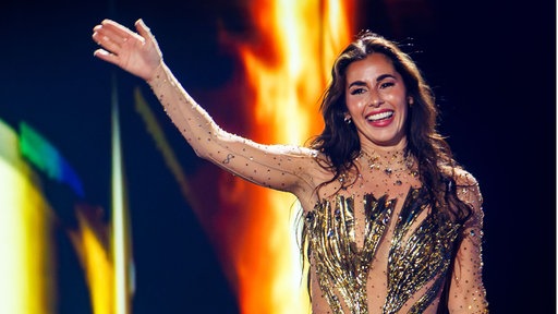 Sarah Engels auf der Bühne im goldenen Outfit