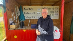 Die Verkäuferin Rita Jürgens am Erdbeerstand Alteköster in Meschede.