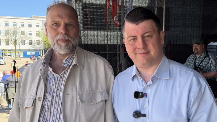 links: Olaf Loock, der gekündigte Mitarbeiter von Scheu Dental in Iserlohn, rechts: Fabian Ferber, IG Metall MK