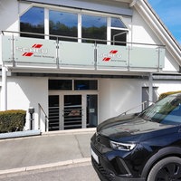 Der Eingang von Scheu-Dental in Iserlohn