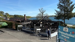 Feuerwehr löscht Brand von Kiosk am Sorpesee