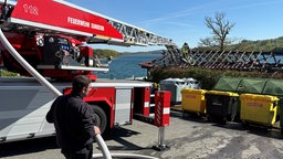 Feuerwehr löscht Brand von Kiosk am Sorpesee