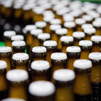 Bierflaschen in der Produktion