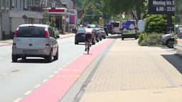 Die Fahrradspur auf der Hauptstraße in Eiserfeld