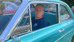 Der Mitorganisator in seinem Ford Taunus