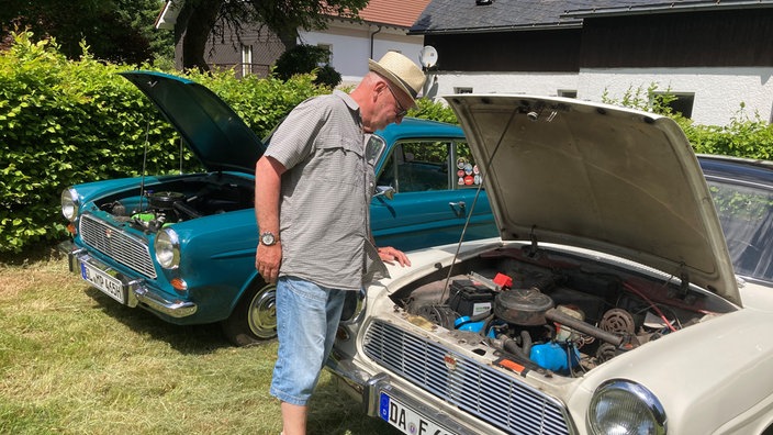 Die Motorhaube des Oldtimers ist geöffnet