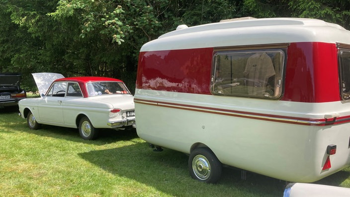 Ein Oldtimer mit passendem Wohnmobil ist auch dabei 