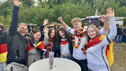 Fußballfans feiern zusammen
