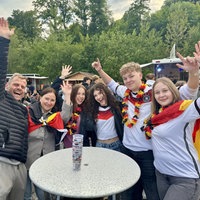 Fußballfans feiern zusammen