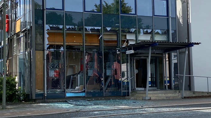 Zerstörte Bank nach Geldautomatensprengung in Bestwig