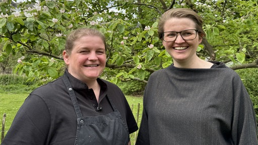 Alexandra Weißenfels-Seemer und Julia Seemer lächeln in die Kamera