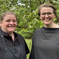 Alexandra Weißenfels-Seemer und Julia Seemer lächeln in die Kamera