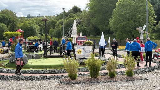 Die internationale Elite auf der Minigolfanlage zwischen den Ortsteilen Grönebach und Hildfeld