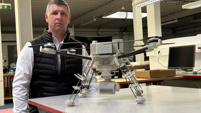 Robert Polok, Geschäftsführer Airrobot, mit einer Überwachungsdrohne