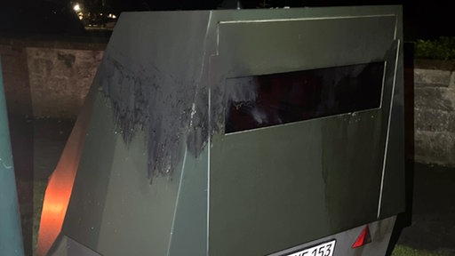 An einem Blitzeranhänger sieht man die Brandbeschädigungen durch einen Molotow-Cocktail.
