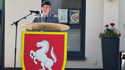 Rekruten-Sprecherin hält eine Rede beim Gelöbnis in Medebach 