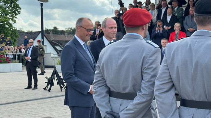 Bundeskanzler Friedrich Merz gratuliert Rekruten nach ihrem Feierlichen Gelöbnis