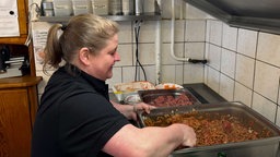 Alexandra Weißenfels-Seemer kocht eine Wild-Bolognese in ihrer Küche