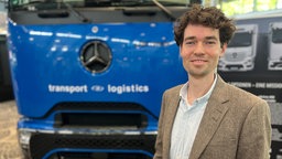 Maximilian Fremery von der nationalen Leitstelle Ladeinfrastruktur schaut in die Kamera.