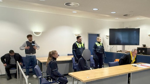 Prozess gegen einen Mann, der Polizeiautos demolierte