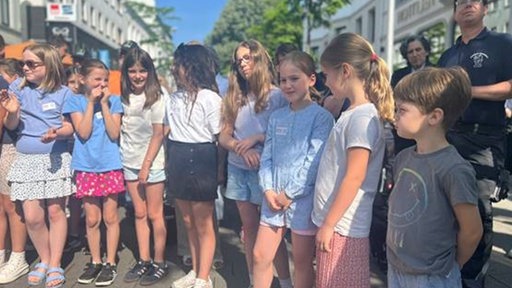 Die Kinder stehen in einer Gruppe