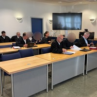 Die Angekagten mit ihren Anwälten