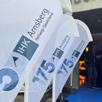 Flaggen mit der Aufschrift "175 IHK Arnsberg"