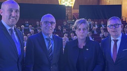Vier Personen stehen zusammen