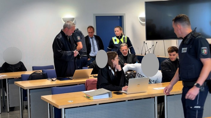 Die Angeklagten der Jugend-Bande vor Gericht 