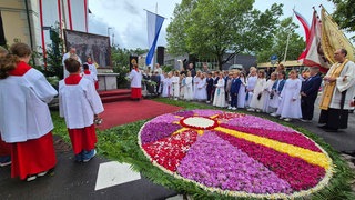 Kommunionkinder und Messdiener bei einer Frohnleichnahmsprozession