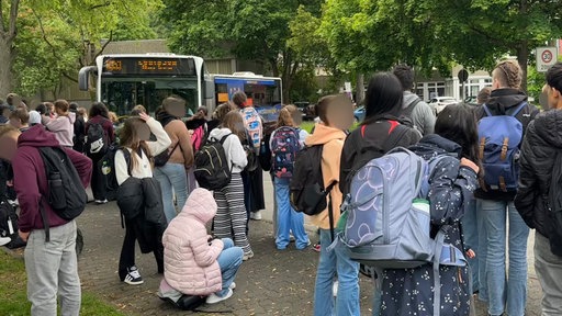 Schüler warten auf Linienbus in Siegen