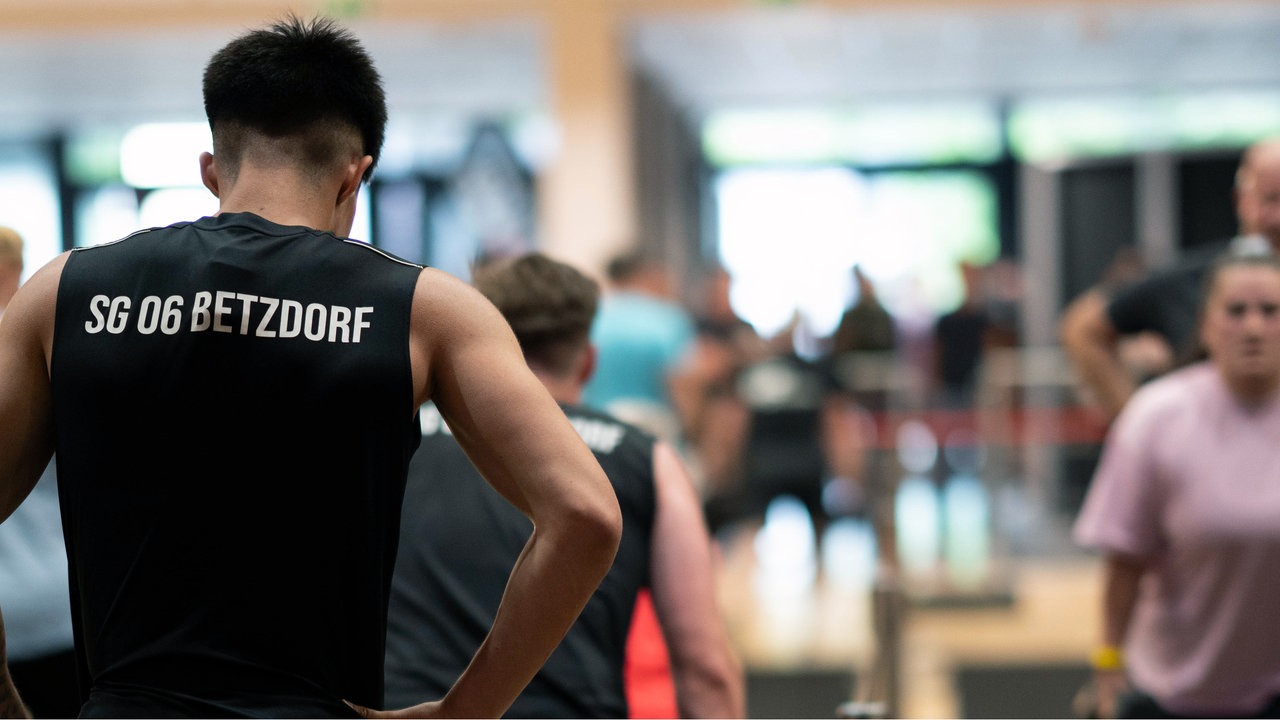 Junge Menschen machen Fitnessübungen.