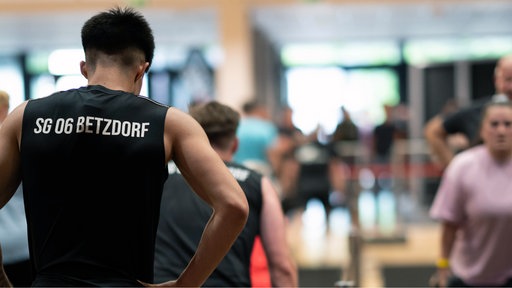 Junge Menschen machen Fitnessübungen.