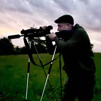 Jäger Kai Bätzel mit der Wärmebildkamera