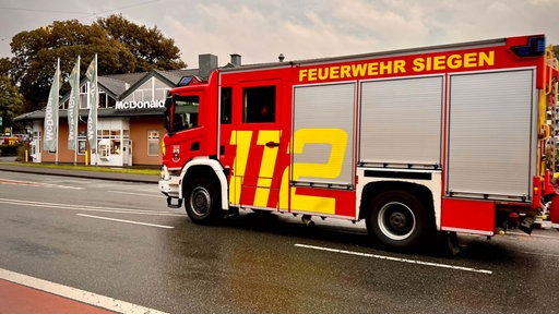 Feuerwehrauto steht vor dem Schnellrestaurant