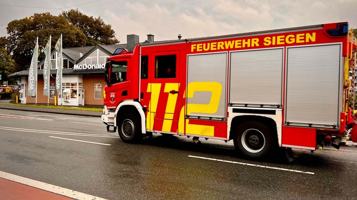Feuerwehrauto steht vor dem Schnellrestaurant