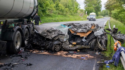 Auto kollidiert mit Lkw in Erndtebrück