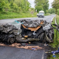Auto kollidiert mit Lkw in Erndtebrück