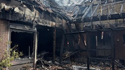 Ein abgebranntes Wohnhaus mit verkohlten Balken