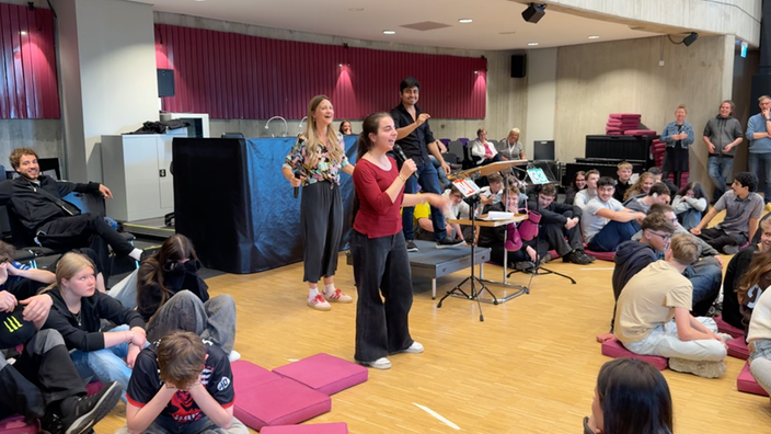 Schülerin rappt beim Musikbattle des Rundfunkorchesters